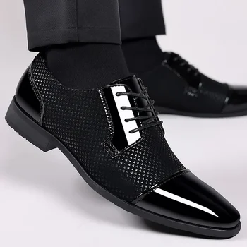 2023 Nauji madingi klasikiniai vyriški suknelės batai vyrams Oksfordo lakuotos odos batai Suvarstomi oficialūs juodi odiniai vestuvių vakarėlio batai