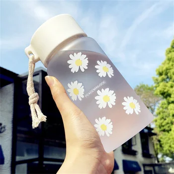 480ml Vandens buteliai Mažas Daisy matinis plastikinis puodelis Kawaii tiesioginio gėrimo arbatos puodelis nešiojamas kelionių sporto kūrybinis vandens puodelis