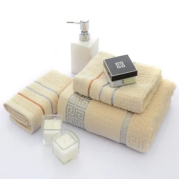 Hree-piece Dovanų dėžutė siuvinėta Puikus sieninis medvilninis rankšluostis ir vonios rankšluostis Paprastas nerūšiuotas dovanų rinkinys Rankšluostis Reklaminis vonios rankšluostis